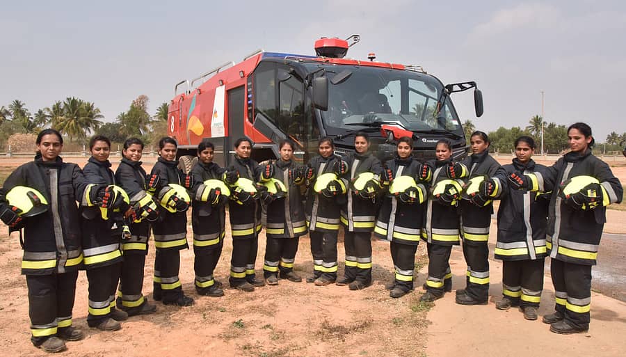 ಕಾರ್ಯಾಚರಣೆಯಲ್ಲಿ ಪಾಲ್ಗೊಂಡಿದ್ದ ಮಹಿಳಾ ಅಗ್ನಿಶಾಮಕ ದಳದ ಸದಸ್ಯರು ಪ್ರಜಾವಾಣಿ ಚಿತ್ರ 