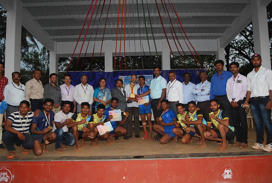 ಬೆಳಗಾವಿಯ ಆರ್.ಪಿ.ಡಿ. ಕಾಲೇಜಿನಿಂದ ಈಚೆಗೆ ಆಯೋಜಿಸಿದ್ದ ಆರ್ಸಿಯು ಅಂತರ ಕಾಲೇಜುಗಳ ವಲಯ ಮಟ್ಟದ ಕಬಡ್ಡಿ ಟೂರ್ನಿಯಲ್ಲಿ ಪ್ರಥಮ ಸ್ಥಾನ ಗಳಿಸಿದ ರಾಮದುರ್ಗುದ ಸಿ.ಎಸ್. ಬೆಂಬಳಗಿ ಕಾಲೇಜು ತಂಡಕ್ಕೆ ಗಣ್ಯರು ಟ್ರೋಫಿ ಪ್ರದಾನ ಮಾಡಿದರು