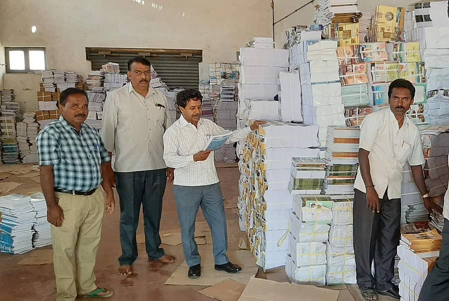ಕ್ಷೇತ್ರ ಶಿಕ್ಷಣಾಧಿಕಾರಿ ಕೆ.ಎಸ್.ನಾಗರಾಜಗೌಡ ಕೋಲಾರದಲ್ಲಿರುವ ಶಿಕ್ಷಣ ಇಲಾಖೆಯ ಪಠ್ಯಪುಸ್ತಕ ಗೋದಾಮಿನಲ್ಲಿ ಬುಧವಾರ ಪರಿಶೀಲನೆ ನಡೆಸಿದರು.