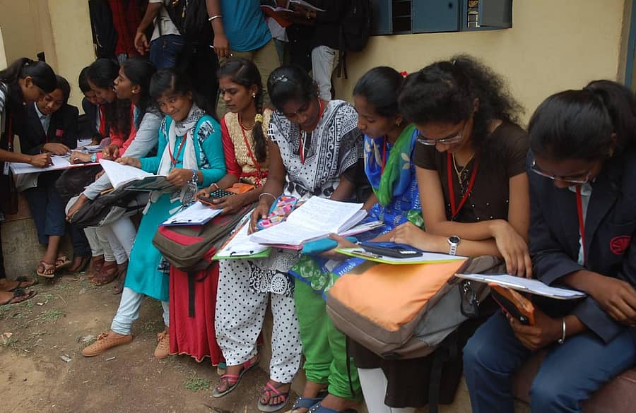 ಕೋಲಾರದ ಪಿಯುಸಿ ಪರೀಕ್ಷಾ ಕೇಂದ್ರವೊಂದರ ಬಳಿ ಬುಧವಾರ ಪರೀಕ್ಷೆ ಆರಂಭಕ್ಕೂ ಮುನ್ನ ವಿದ್ಯಾರ್ಥಿನಿಯರು ಓದಿನಲ್ಲಿ ನಿರತರಾಗಿದ್ದರು.