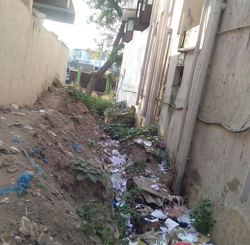 ಸಿಂಧನೂರಿನ ಕೋಟೆ ಏರಿಯಾದ ಸರ್ಕಾರಿ ಹಿರಿಯ ಪ್ರಾಥಮಿಕ ಶಾಲಾ ಆವರಣದ ಮುಂದೆ ಚರಂಡಿ ಸ್ವಚ್ಛಗೊಳಿಸದೆ ಅದರಲ್ಲಿ ನಗರಸಭೆ ಕಚೇರಿಯ ಕಾಗದಗಳನ್ನು ಎಸೆದಿರುವುದು