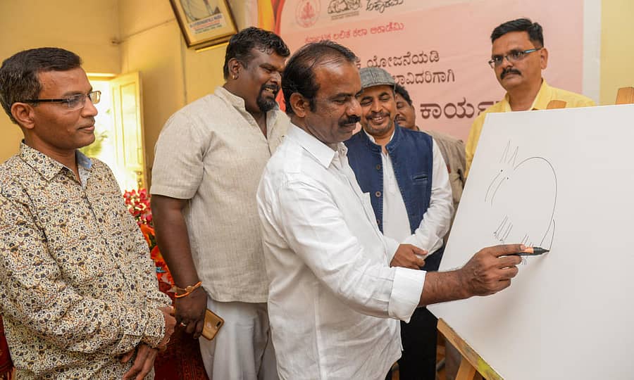 ವಿಧಾನ ಪರಿಷತ್ ಸದಸ್ಯ ಎನ್.ರವಿಕುಮಾರ್ ಅವರು ಚಿತ್ರ ಬಿಡಿಸುವ ಮೂಲಕ ಕಾರ್ಯಾಗಾರ ಉದ್ಘಾಟಿಸಿದರು. ಕಲಾವಿದ ಎಂ.ಜಿ.ದೊಡ್ಡಮನಿ, ಸಂಚಾಲಕ ಎಚ್.ಎ.ಆತ್ಮಾನಂದ, ಡಿ.ಮಹೇಂದ್ರ, ಕಲಾವಿದ ದಯಾನಂದ ಕಾಮಕರ ಇದ್ದರು