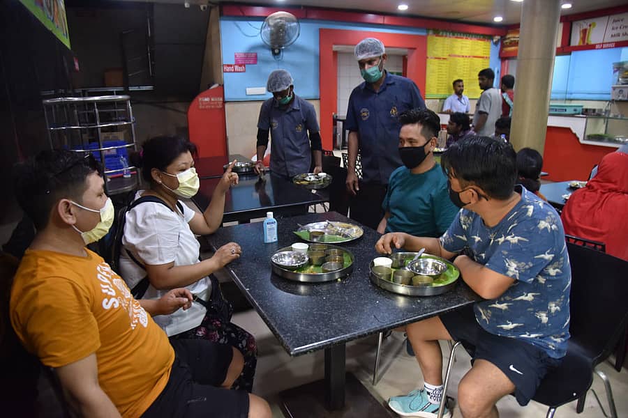 ಕ್ರಾಂತಿವೀರ ಸಂಗೊಳ್ಳಿ ರಾಯಣ್ಣ ರೈಲು ನಿಲ್ದಾಣದ ರೆಸ್ಟೋರೆಂಟ್ನಲ್ಲಿ ಗ್ರಾಹಕರು ಮುಖಗವಸು ಧರಿಸಿರುವುದು– ಪ್ರಜಾವಾಣಿ ಚಿತ್ರ