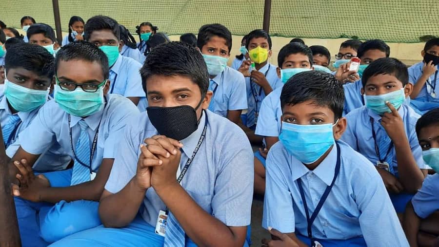 ಚಿಕ್ಕಬಳ್ಳಾಪುರದ ಗುಡ್ ಶೆಫರ್ಡ್ ಶಾಲೆಯಲ್ಲಿ ಮಾಸ್ಕ್ ಧರಿಸಿ ತರಗತಿಗೆ ಹಾಜರಾದ ವಿದ್ಯಾರ್ಥಿಗಳು