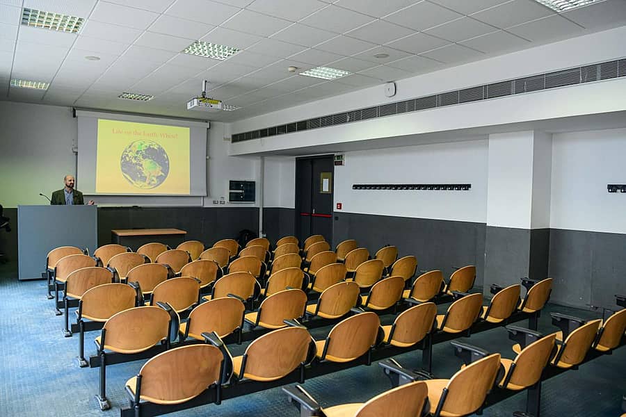 ಇಟಲಿಯ ಮಿಲಾನ್ನಲ್ಲಿ ವಿದ್ಯಾರ್ಥಿಗಳಿಲ್ಲದೆ ಬಿಕೋ ಎನ್ನುತ್ತಿರುವ ಮಿಲಾನೊ ಬಿಕೊಕ್ಕಾ ವಿಶ್ವವಿದ್ಯಾಲಯದ ಕೊಠಡಿ ಎಎಫ್ಪಿ ಚಿತ್ರ