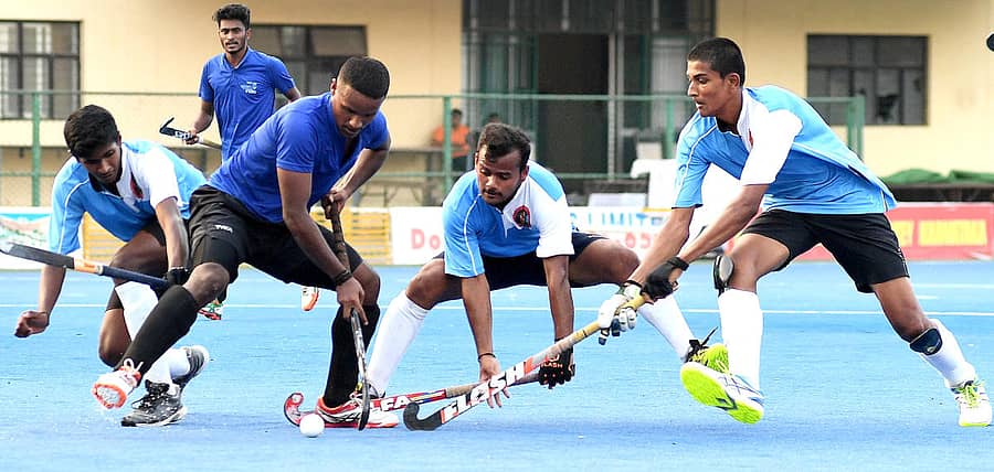 ಸಾಯ್ ತಂಡದ ಹರೀಶ್ ಮುಟಗರ್ (ಎಡದಿಂದ ಎರಡನೇಯವರು) ಕೊಡವ ಸಮಾಜ ತಂಡದ ಆಟಗಾರರ ಜೊತೆ ಚೆಂಡಿಗಾಗಿ ಪೈಪೋಟಿ ನಡೆಸಿದರು –ಪ್ರಜಾವಾಣಿ ಚಿತ್ರ