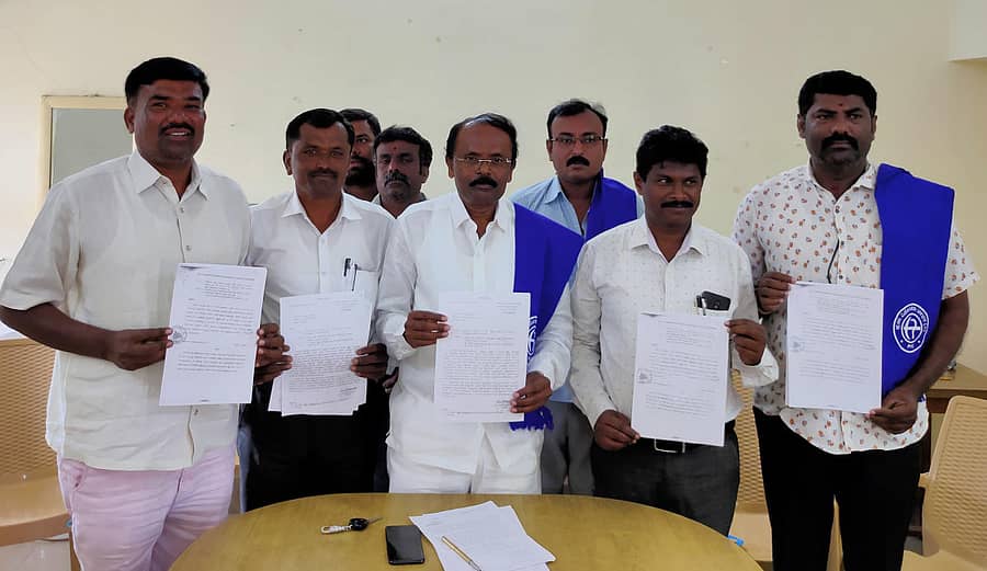 ಆನೇಕಲ್‌ನಲ್ಲಿ ಪ್ರಜಾವಿಮೋಚನಾ ಚಳವಳಿ ಸಂಘಟನೆಯ ರಾಜ್ಯ ಘಟಕದ ಅಧ್ಯಕ್ಷ ಆನೇಕಲ್ ಕೃಷ್ಣಪ್ಪ ಸರ್ಕಾರಿ ಜಮೀನು ಒತ್ತುವರಿ ಸಂಬಂಧ ದಾಖಲೆಗಳನ್ನು ಬಿಡುಗಡೆ ಮಾಡಿದರು