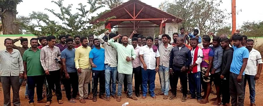 ವಿಜಯಪುರದಲ್ಲಿ ನಿರ್ಮಾಣಗೊಂಡಿರುವ ದೇವಾಲಯಗಳನ್ನು ತೆರವುಗೊಳಿಸಬಾರದು ಎಂದು ವಿಶ್ವ ಹಿಂದೂ ಪರಿಷತ್ ಮತ್ತು ಬಜರಂಗದಳದ ಕಾರ್ಯಕರ್ತರು ಪ್ರತಿಭಟನೆ ನಡೆಸಿದರು