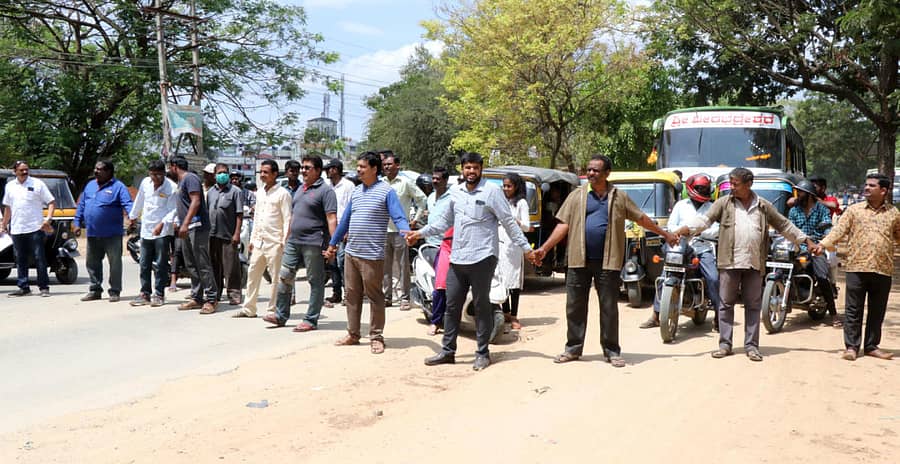 ಶಿವಮೊಗ್ಗದಲ್ಲಿ ಶುಕ್ರವಾರ ವಿನೋಬನಗರದ ನಾಗರಿಕರು 100 ಅಡಿ ರಸ್ತೆಯ ಕಾಮಗಾರಿ ವಿಳಂಬ ಖಂಡಿಸಿ ರಸ್ತೆ ಸಂಚಾರ ತಡೆದು ಪ್ರತಿಭಟನೆ ನಡೆಸಿದರು.