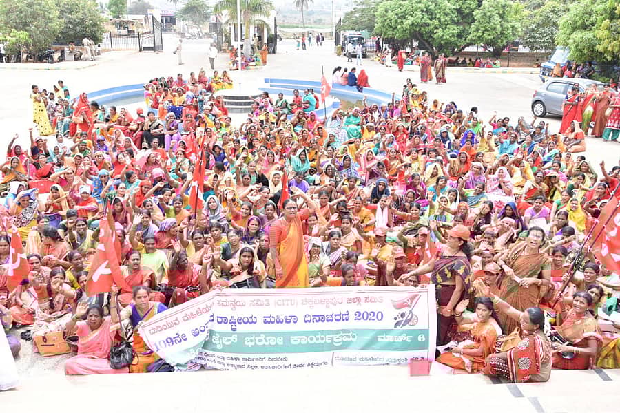 ಜಿಲ್ಲಾಡಳಿತ ಭವನದ ಎದುರು ಸಿಐಟಿಯು ನೇತೃತ್ವದಲ್ಲಿ ದುಡಿಯುವ ಮಹಿಳೆಯರ ಸಮನ್ವಯ ಸಮಿತಿ ಸದಸ್ಯೆಯರ ಜೈಲ್‌ ಭರೋ ಚಳವಳಿ ನಡೆಸಿದರು.