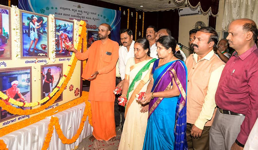 ಮೈಸೂರಿನ ಮನೆಯಂಗಳದಲ್ಲಿ ಪುಷ್ಪಾರ್ಚನೆ ಮೂಲಕ ಶುಕ್ರವಾರ ಕಾಯಕ ಶರಣರ ಜಯಂತಿಗೆ ಚಾಲನೆ ನೀಡಿದ ಉರುಲಿಂಗಿ ಪೆದ್ದಿಮಠದ ಜ್ಞಾನಪ್ರಕಾಶ ಸ್ವಾಮೀಜಿ