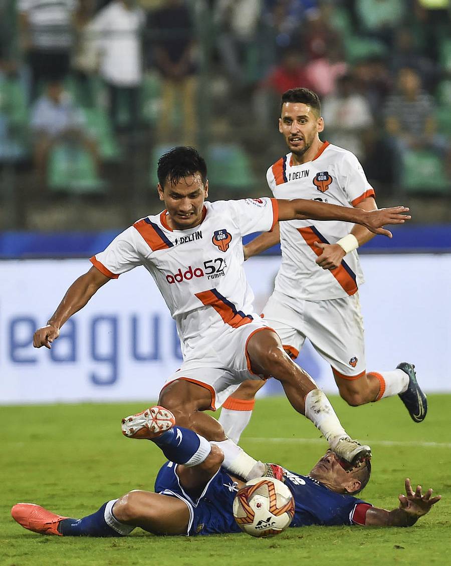 ಎಫ್ಸಿ ಗೋವಾ (ಬಿಳಿ ಪೋಷಾಕು) ತಂಡದ ಆಟಗಾರರು ಗೆಲುವಿನ ವಿಶ್ವಾಸದಲ್ಲಿದ್ದಾರೆ