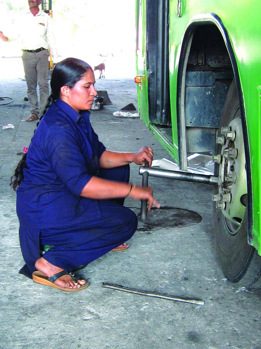 ಟಯರ್ ಬಿಚ್ಚುತ್ತಿರುವ ಸಿಬ್ಬಂದಿ
