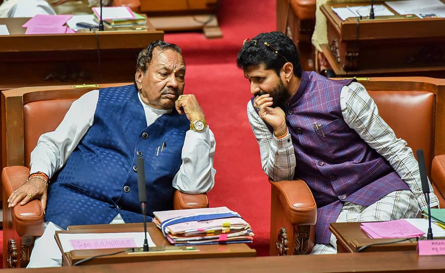 ವಿಧಾನ ಪರಿಷತ್ನಲ್ಲಿ ಶುಕ್ರವಾರ ಚರ್ಚೆಯಲ್ಲಿ ತೊಡಗಿದ್ದ ಸಚಿವರಾದ ಕೆ.ಎಸ್.ಈಶ್ವರಪ್ಪ ಮತ್ತು ಸಿ.ಟಿ.ರವಿ – ಪ್ರಜಾವಾಣಿ ಚಿತ್ರ