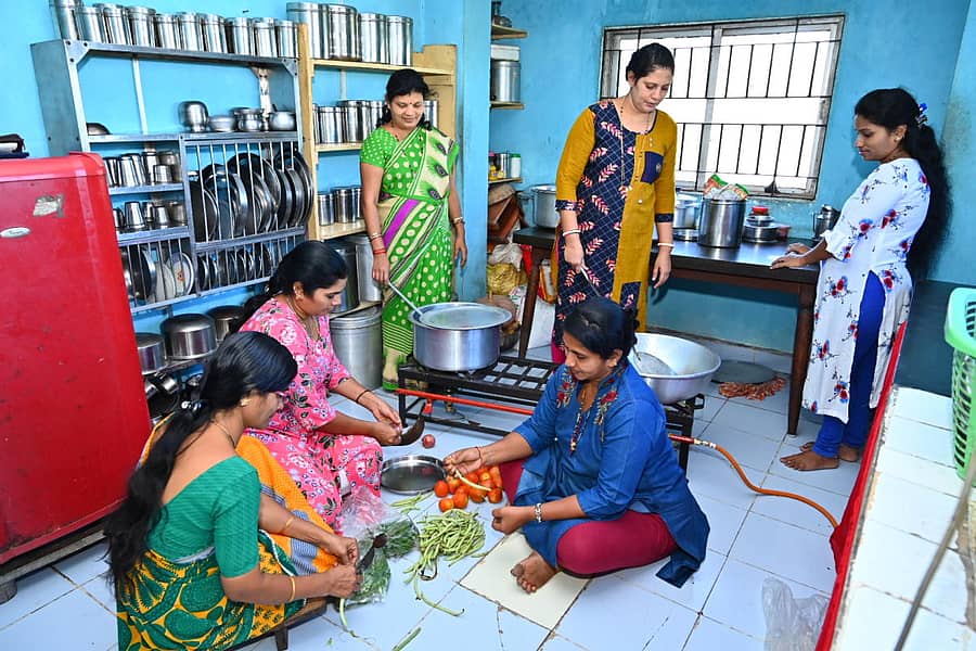 ಕಾರವಾರದಲ್ಲಿ ಗೆಳತಿಯರ ತಂಡದ ಸದಸ್ಯೆಯರು ಸಮಾರಂಭವೊಂದಕ್ಕೆ ಅಡುಗೆ ಸಿದ್ಧಪಡಿಸುತ್ತಿರುವುದು – ಪ್ರಜಾವಾಣಿ ಚಿತ್ರ: ದಿಲೀಪ ರೇವಣಕರ್