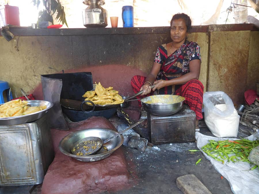 ಹಳಿಯಾಳದಲ್ಲಿ ಮಿರ್ಚಿ ಭಜ್ಜಿ ತಯಾರಿಸುತ್ತಿರುವ ರತ್ನಾ ಚಲವಾದಿ