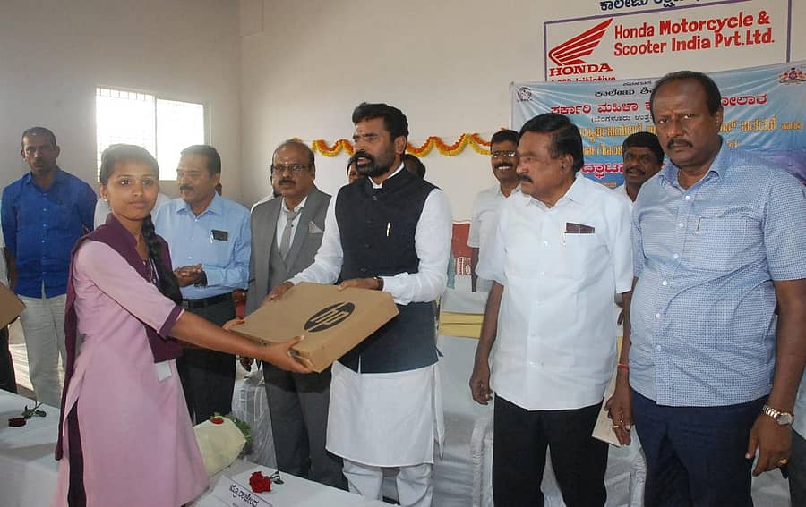 ಕೋಲಾರದಲ್ಲಿ ಶನಿವಾರ ನಡೆದ ಕಾರ್ಯಕ್ರಮದಲ್ಲಿ ಸಂಸದ ಎಸ್.ಮುನಿಸ್ವಾಮಿ ವಿದ್ಯಾರ್ಥಿನಿಯರಿಗೆ ಲ್ಯಾಪ್ಟಾಪ್ ವಿತರಿಸಿದರು.