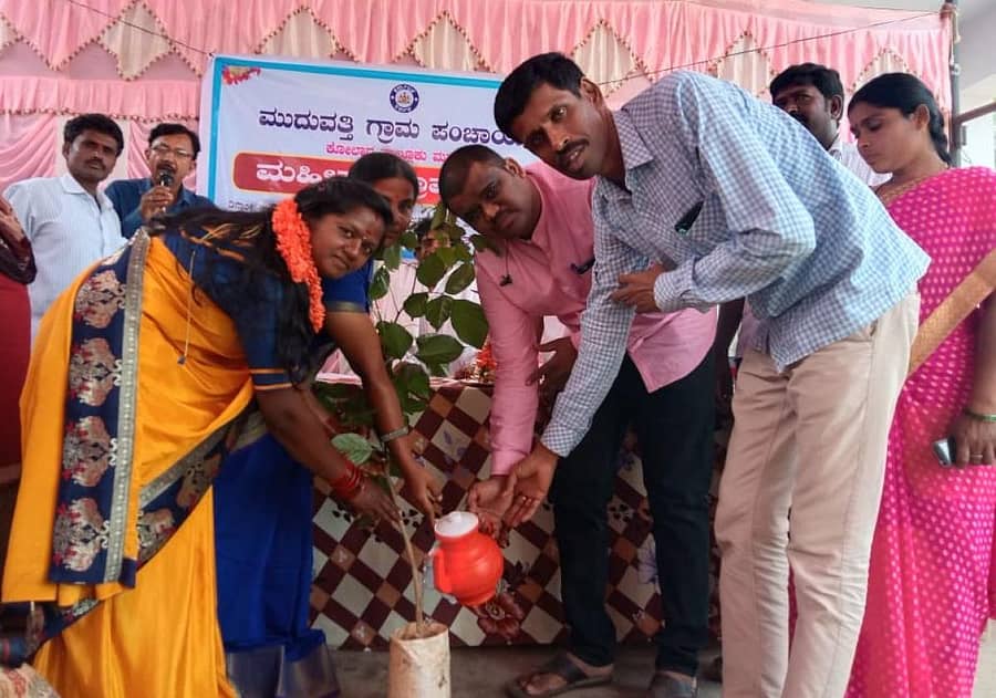 ವಿಶ್ವ ಮಹಿಳಾ ದಿನಾಚರಣೆ ಅಂಗವಾಗಿ ಕೋಲಾರ ತಾಲ್ಲೂಕಿನ ಮುದುವತ್ತಿ ಗ್ರಾಮ ಪಂಚಾಯಿತಿಯಲ್ಲಿ ಶನಿವಾರ ನಡೆದ ಮಹಿಳಾ ಗ್ರಾಮ ಸಭೆಯನ್ನು ತಾ.ಪಂ ಕಾರ್ಯ ನಿರ್ವಹಣಾಧಿಕಾರಿ ಬಾಬು ಉದ್ಘಾಟಿಸಿದರು.