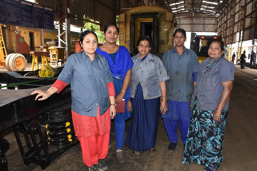 ಮೈಸೂರು ವಿಭಾಗದ ಸಿಕ್ಲೈನ್ನಲ್ಲಿ ಕಾರ್ಯ ನಿರ್ವಹಿಸುತ್ತಿರುವ ಮಹಿಳಾ ಟೆಕ್ನಿಷಿನ್ಗಳು.