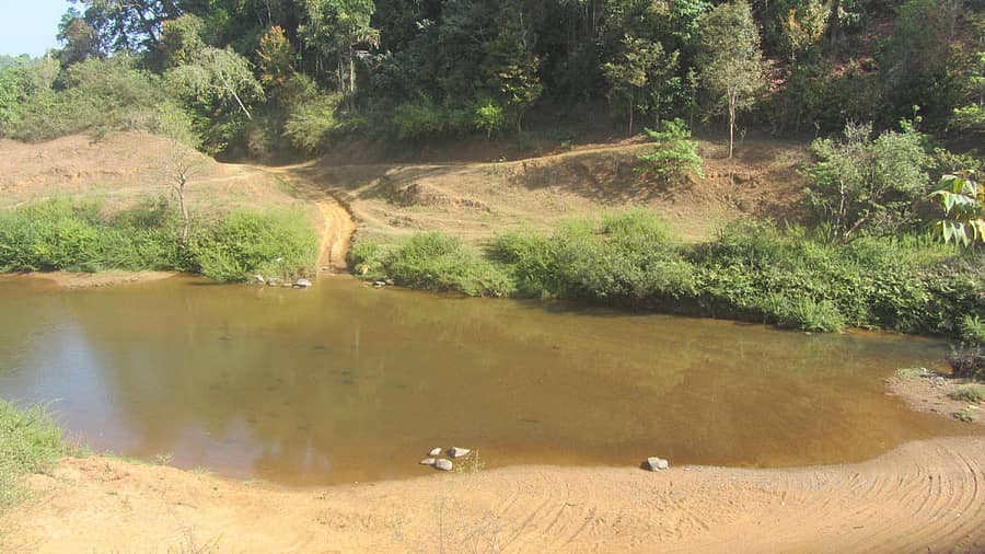 ನಾಪೋಕ್ಲು ಸಮೀಪದ ಪಡಿಯಾಣಿ ಗ್ರಾಮದಲ್ಲಿ ದೋಣಿಕಡು ಎಂಬಲ್ಲಿ ನದಿಗೆ ಸೇತುವೆ ಇಲ್ಲದಿರುವುದು (ಎಡಚಿತ್ರ). ವಾಹನ ಸವಾರರು ಪ್ರಯಾಸದಿಂದ ಕಾವೇರಿ ನದಿ ದಾಟುತ್ತಿರುವುದು