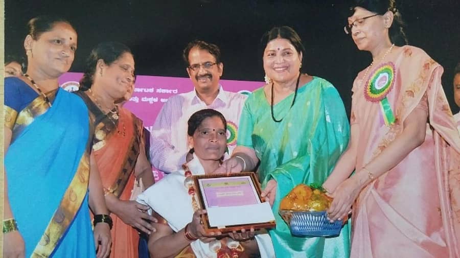 ‘ಸರಸ್ವತಿ ಸ್ತ್ರೀಶಕ್ತಿ ಸ್ವಸಹಾಯ ಸಂಘ’ಕ್ಕೆ 2018–19ನೇ ಸಾಲಿನ ರಾಜ್ಯ ಪ್ರಶಸ್ತಿ ನೀಡಿದ ಕ್ಷಣ