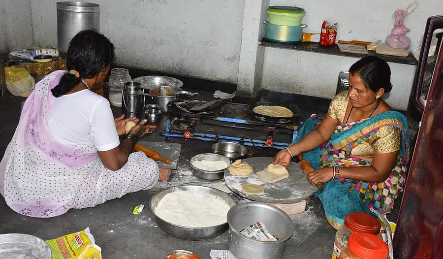 ಯಾದಗಿರಿಯ ತಾಲ್ಲೂಕು ಪಂಚಾಯಿತಿ ರಸ್ತೆಯಲ್ಲಿರುವ ಸ್ತ್ರೀ ಶಕ್ತಿ ಒಕ್ಕೂಟದ ಮಹಿಳೆಯರೇ ತೆರೆದಿರುವ ಹೋಟೆಲ್