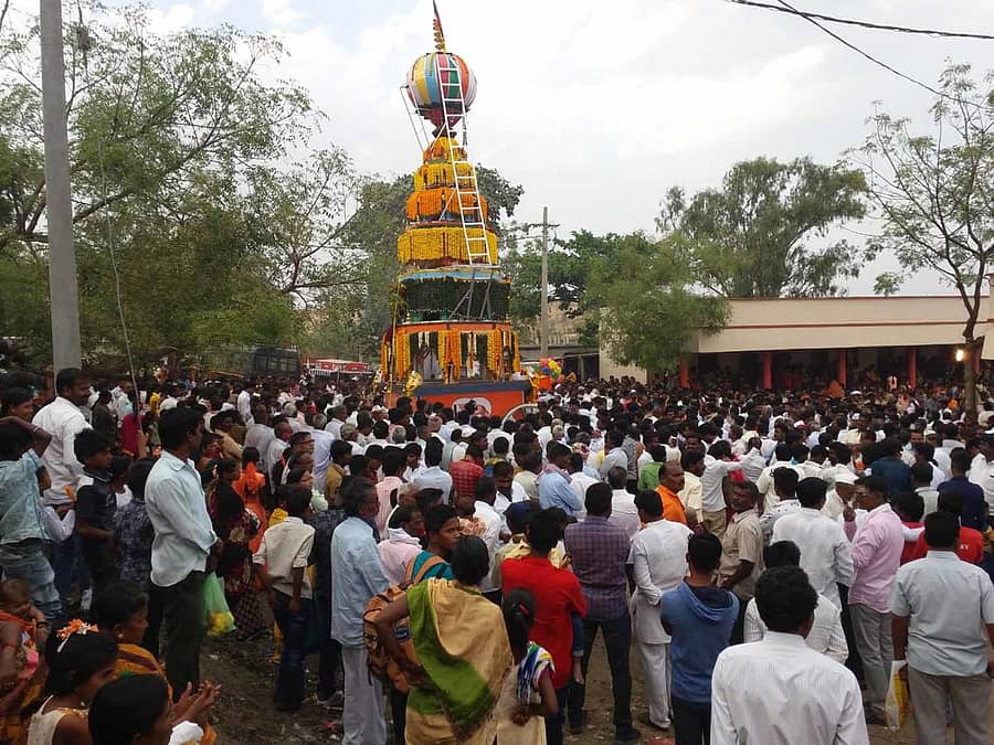 ಕಾಳಗಿ ತಾಲ್ಲೂಕಿನ ಶ್ರೀಕ್ಷೇತ್ರ ರೇವಗ್ಗಿ ಗುಡ್ಡದಲ್ಲಿ ಶನಿವಾರ ಸಂಜೆ ರೇವಣಸಿದ್ದೇಶ್ವರ ರಥೋತ್ಸವ ಅದ್ಧೂರಿಯಾಗಿ ಜರುಗಿತು