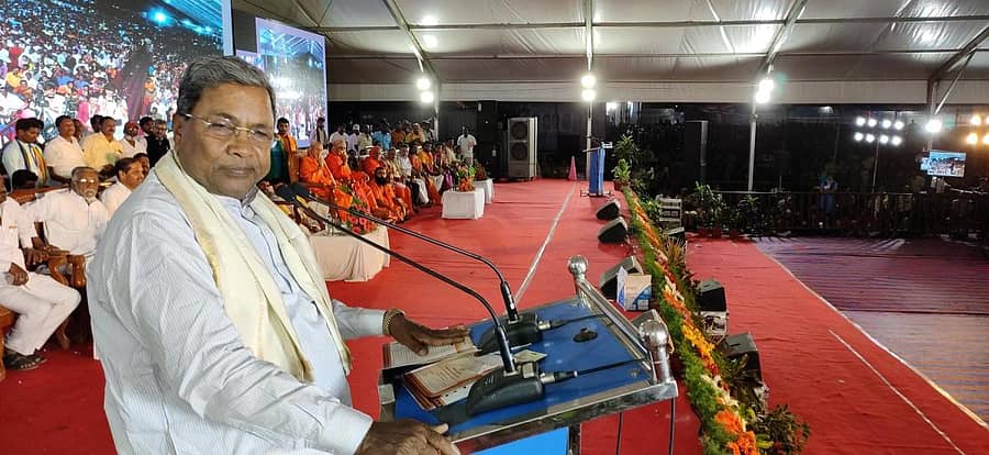 ಚಿತ್ರ : 07 ಎಚ್ಎನ್ಎಲ್-1ಇಪಿ : 2ಇಪಿ : ಹೊನ್ನಾಳಿ ಹಿರೇಕಲ್ಮಠದಲ್ಲಿ ನಡೆದ ರಾಜ್ಯಮಟ್ಟದ ಕೃಷಿಮೇಳದಲ್ಲಿ ವಿರೋಧ ಪಕ್ಷದ ನಾಯಕ ಸಿದ್ಧರಾಮಯ್ಯ ಮಾತನಾಡಿದರು.