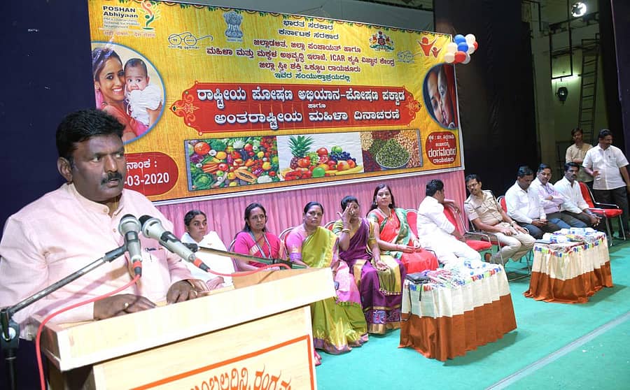 ರಾಯಚೂರಿನ ರಂರಮಂದಿರದಲ್ಲಿ ನಡೆದ ಅಂತರರಾಷ್ಟ್ರೀಯ ಮಹಿಳಾ ದಿನಾಚರಣೆ ಹಾಗೂ ರಾಷ್ಟ್ರೀಯ ಪೋಷಣ ಪಕ್ವಾಡ ಅಭಿಯಾನ ಕಾರ್ಯಕ್ರಮದಲ್ಲಿ ಸಂಸದ ರಾಜಾ ಅಮರೇಶ್ವರ ನಾಯಕ ಮಾತನಾಡಿದರು.