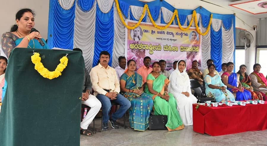 ಕಾರ್ಯಕ್ರಮದಲ್ಲಿ ಹೆಚ್ಚುವರಿ ಜಿಲ್ಲಾಧಿಕಾರಿ ಆರತಿ ಆನಂದ್ ಮಾತನಾಡಿದರು.