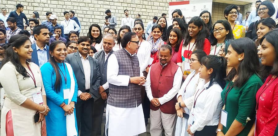 ಮಹೇಂದ್ರನಾಥ್ ಪಾಂಡೆ ಅವರು ವಿದ್ಯಾರ್ಥಿಗಳೊಂದಿಗೆ ಸಂವಾದ ನಡೆಸಿದರು. ಎಸ್. ಸೆಲ್ವಕುಮಾರ್, ಪ್ರವೀಣ್ ಕುಮಾರ್, ಪ್ರೊ.ಗೋಪಾಲ್ ನಾಯಕ್ ಇದ್ದಾರೆ.