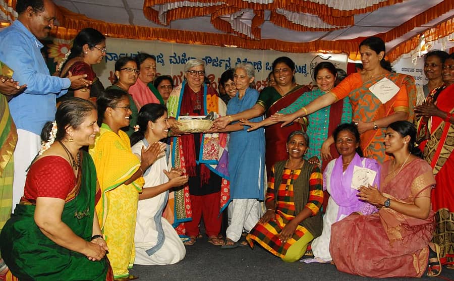 ಚಿಂತಕಿ ಶಬ್ನಂ ಹಶ್ಮಿ ಅವರಿಗೆ ಮಹಿಳಾ ದೌರ್ಜನ್ಯ ವಿರೋಧಿ ಒಕ್ಕೂಟದ ಸದಸ್ಯೆಯರು ತಾವೇ ಕಸೂತಿ ಹಾಕಿದ್ದ ಕೌದಿಯನ್ನು ಹೊದಿಸಿ ಸನ್ಮಾನಿಸಿದರು