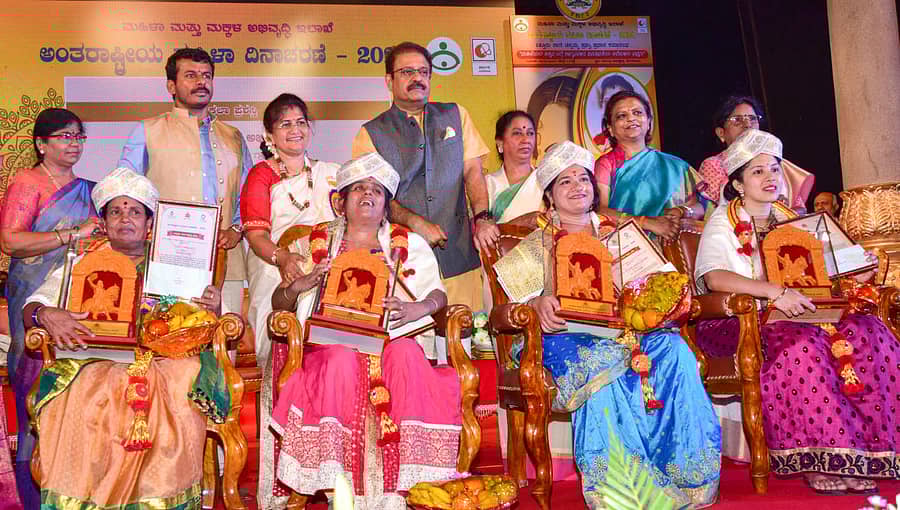 ಕಾರ್ಯಕ್ರಮದಲ್ಲಿ (ಕುಳಿತವರು ಎಡದಿಂದ) ದಾಕ್ಷಾಯಿಣಿ, ಕಸ್ತೂರಿ, ಸಂಗೀತಾ ವಿನೋದ ದೇವದಾಸ, ಬಿ.ಎ. ಅಭಿನೇತ್ರಿ ಅವರಿಗೆ ‘ಕಿತ್ತೂರು ರಾಣಿ ಚೆನ್ನಮ್ಮ ಪ್ರಶಸ್ತಿ’ ನೀಡಿ ಗೌರವಿಸಲಾಯಿತು. ಸಚಿವೆ ಶಶಿಕಲಾ ಜೊಲ್ಲೆ, ಶಾಸಕ ಉದಯ ಬಿ.ಗರುಡಾಚಾರ್, ವಿಧಾನ ಪರಿಷತ್ ಸದಸ್ಯ ರಮೇಶ್ ಗೌಡ, ಮಹಿಳಾ ಆಯೋಗದ ಅಧ್ಯಕ್ಷೆ ಪ್ರಮೀಳಾ ನಾಯ್ಡು, ಬಾಲಭವನ ಅಧ್ಯಕ್ಷೆ ಚಿಕ್ಕಮ್ಮ ಹಾಗೂ ಇತರರು ಇದ್ದರು –ಪ್ರಜಾವಾಣಿ ಚಿತ್ರ