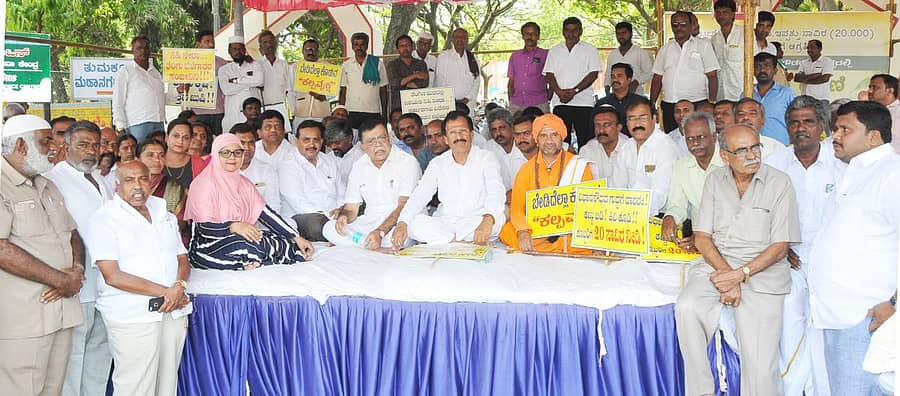 ಕ್ವಿಂಟಲ್ ಕೊಬ್ಬರಿಗೆ ₹20 ಸಾವಿರ ಬೆಂಬಲ ಬೆಲೆ ನೀಡಬೇಕು ಎಂದು ಆಗ್ರಹಿಸಿ ಮಾಜಿ ಸಂಸದ ಮುದ್ದಹನುಮೇಗೌಡ ನೇತೃತ್ವದಲ್ಲಿ ಸೋಮವಾರ ಧರಣಿ ನಡೆಸಲಾಯಿತು.