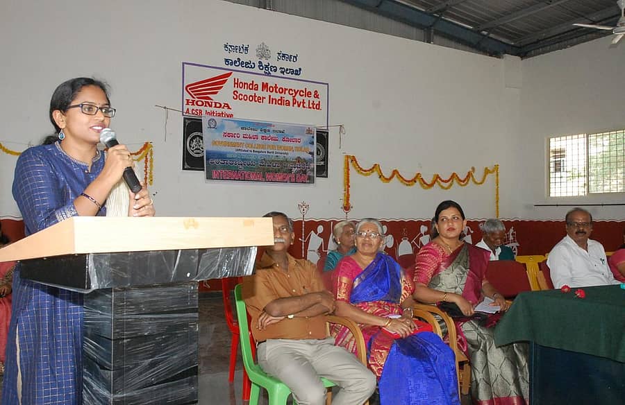 ಕೋಲಾರದ ಸರ್ಕಾರಿ ಮಹಿಳಾ ಕಾಲೇಜಿನಲ್ಲಿ ಸೋಮವಾರ ಹಮ್ಮಿಕೊಂಡಿದ್ದ ಅಂತರಾಷ್ಟ್ರೀಯ ಮಹಿಳಾ ದಿನಾಚರಣೆಯಲ್ಲಿ ವಾರ್ತಾ ಮತ್ತು ಪ್ರಚಾರ ಇಲಾಖೆಯ ಹಿರಿಯ ಸಹಾಯಕ ನಿರ್ದೇಶಕಿ ಪಲ್ಲವಿ ಹೊನ್ನಾಪುರ ಮಾತನಾಡಿದರು.