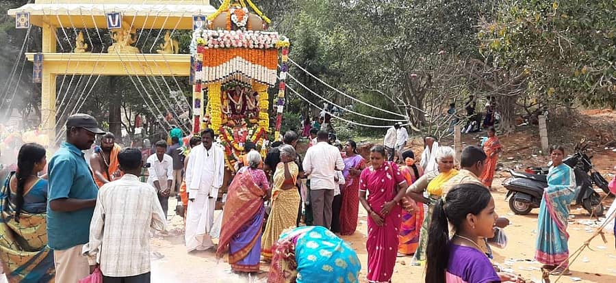 ಜಾಲಾರಿ ಲಕ್ಷ್ಮಿನರಸಿಂಹಸ್ವಾಮಿ ದೇವಾಲಯದಲ್ಲಿ ಬ್ರಹ್ಮರಥೋತ್ಸವ ವಿಜೃಂಭಣೆಯಿಂದ ನಡೆಯಿತು.