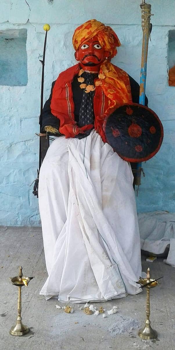 ಬಸವನಬಾಗೇವಾಡಿ ತಾಲ್ಲೂಕಿನ ಡೋಣೂರ ಗ್ರಾಮದಲ್ಲಿ ಹೋಳಿ ಹಬ್ಬದ ಅಂಗವಾಗಿ ಕಾಮಣ್ಣನ ಮೂರ್ತಿ ಪ್ರತಿಷ್ಠಾಪಿಸಿರುವುದು