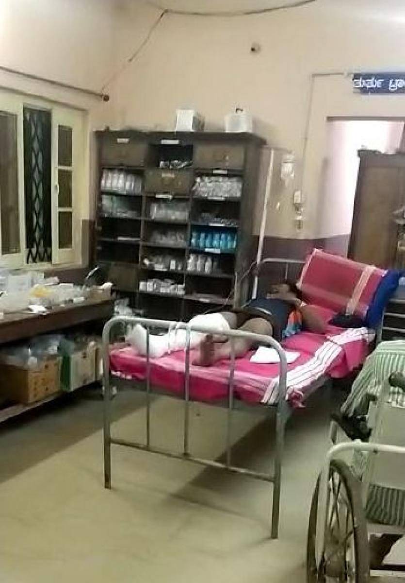 ಧಾರವಾಡದ ಧ್ವಾರವಾಟಿಕಾ ಹೋಟೆಲಿನ ಲಿಫ್ಟ್ ಅವಘಡದಲ್ಲಿ ಗಾಯಗೊಂಡವರೊಬ್ಬರು ಜಿಲ್ಲಾ ಆಸ್ಪತ್ರೆಯಲ್ಲಿ ಚಿಕಿತ್ಸೆ ಪಡೆದರು