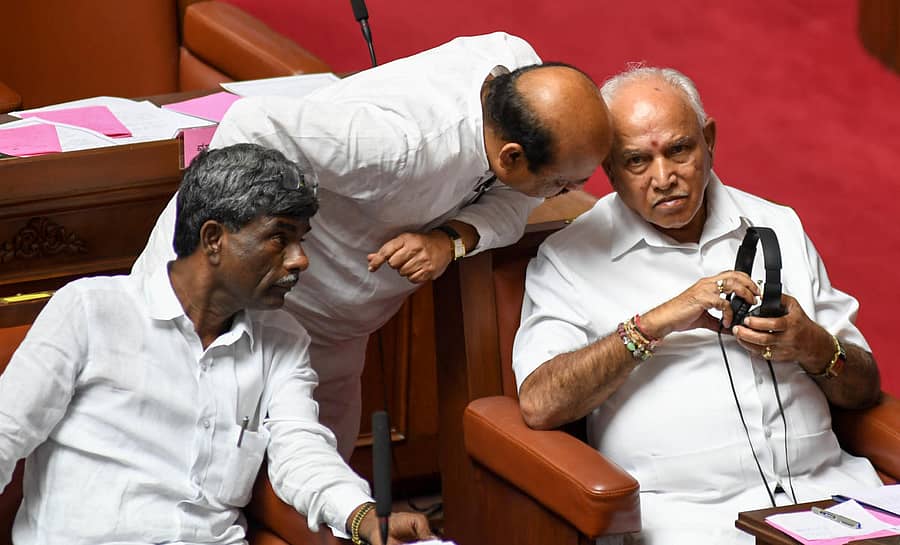 ವಿಧಾನಪರಿಷತ್ ಕಲಾಪದ ವೇಳೆ ಗೃಹಸಚಿವ ಬಸವರಾಜ ಬೊಮ್ಮಾಯಿ ಅವರು ಮುಖ್ಯಮಂತ್ರಿ ಯಡಿಯೂರಪ್ಪ ಅವರೊಂದಿಗೆ ಚರ್ಚಿಸಿದರು. ಸಚಿವ ಕೋಟ ಶ್ರೀನಿವಾಸ ಪೂಜಾರಿ ಇದ್ದಾರೆ –ಪ್ರಜಾವಾಣಿ ಚಿತ್ರ