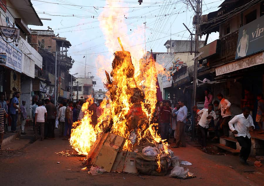 ಬಾಗಲಕೋಟೆಯ ಎಂ.ಜಿ.ರಸ್ತೆಯಲ್ಲಿ ಸೋಮವಾರ ಕಾಮದಹನ ನಡೆಯಿತು