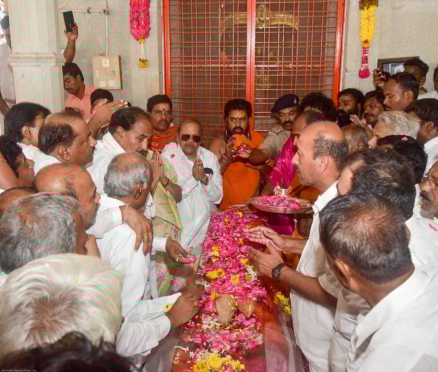 ಕಲಬುರ್ಗಿ ಜಿಲ್ಲೆ ಯಾನಾಗುಂದಿಯ ಮಾತೆ ಮಾಣಿಕೇಶ್ವರಿ ಅವರ ಪಾರ್ಥಿವ ಶರೀರವನ್ನು ಅಂತ್ಯಸಂಸ್ಕಾರಕ್ಕೆ ಗುಹೆಯತ್ತ ಕೊಂಡೊಯ್ಯುವ ಮುನ್ನ ಗಣ್ಯರು ಅಂತಿಮ ನಮನ ಸಲ್ಲಿಸಿದರು