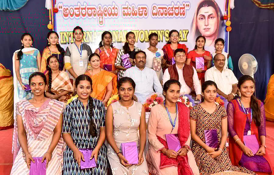 ‌ಮೈಸೂರಿನ ಕರ್ನಾಟಕ ರಾಜ್ಯ ಡಾ.ಗಂಗೂಬಾಯಿ ಹಾನಗಲ್ ಸಂಗೀತ ಮತ್ತು ಪ್ರದರ್ಶಕ ಕಲೆಗಳ ವಿಶ್ವವಿದ್ಯಾಲಯದಲ್ಲಿ ಸೋಮವಾರ ನಡೆದ ಅಂತರರಾಷ್ಟ್ರೀಯ ಮಹಿಳಾ ದಿನಾಚರಣೆಯಲ್ಲಿ ವಿವಿಧ ಸ್ಪರ್ಧೆಗಳಲ್ಲಿ ವಿಜೇತರಾದ ವಿದ್ಯಾರ್ಥಿಗಳೊಂದಿಗೆ ‘ಪ್ರಜಾವಾಣಿ’ ಪತ್ರಿಕೆಯ ಮೈಸೂರು ಬ್ಯೂರೊ ಮುಖ್ಯಸ್ಥರಾದ ವಿಶಾಲಾಕ್ಷಿ ಅಕ್ಕಿ, ಕಲಾವಿದರಾದ ತುಳಸಿ ರಾಮಚಂದ್ರ, ವಿ.ವಿಯ ಪ್ರಭಾರ ಕುಲಪತಿ ನಾಗೇಶ್ ವಿ.ಬೆಟ್ಟಕೋಟೆ, ಕುಲಸಚಿವ ರಾಜೇಶ್‌ ಇದ್ದಾರೆ