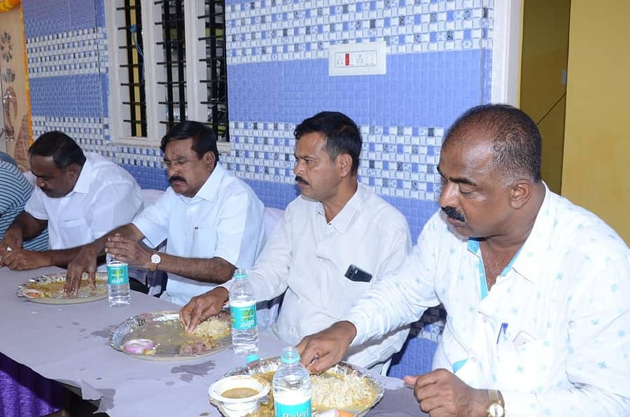 ಕೋಲಾರ ತಾಲ್ಲೂಕಿನ ಮತ್ತಿಕುಂಟೆಯಲ್ಲಿ ದಲಿತ ಮುನಿವೆಂಕಟಪ್ಪ ಮತ್ತು ಹನುಮಂತಪ್ಪ ಅವರ ನಿವಾಸದಲ್ಲಿ ಶಾಸಕ ಶ್ರೀನಿವಾಸಗೌಡ ಇತ್ತೀಚಿಗೆ ಪಂಕ್ತಿ ಭೋಜನ ಸವಿದರು.