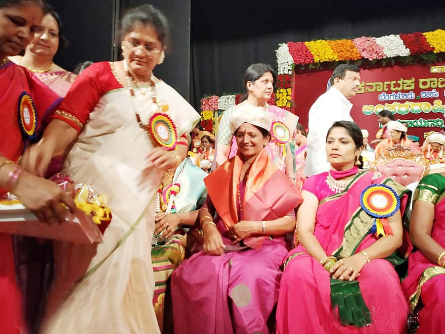 ಬೆಂಗಳೂರಿನಲ್ಲಿ ನಡೆದ ಸಮಾರಂಭದಲ್ಲಿ ಶಿಕ್ಷಕಿ ಲೀಲಾವತಿ ಅವರು ಉತ್ತಮ ಶಿಕ್ಷಕಿ ’ಅನುಪಮ ಪ್ರಶಸ್ತಿ’ ಯನ್ನು ಸಚಿವೆ ಶಶಿಕಲಾ ಜೊಲ್ಲೆ ಅವರಿಂದ ಸ್ವೀಕರಿಸಿದರು.