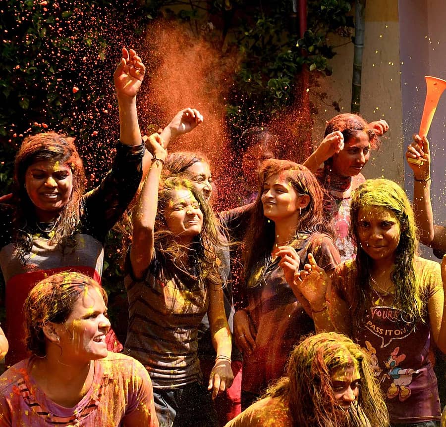 ಧಾರವಾಡದ ಅಶ್ವಿನಿ ಪಿಜಿ ಕೇಂದ್ರದ ಯುವತಿಯರು ಮಂಗಳವಾರ ಹೋಳಿ ಸಂಭ್ರಮದಲ್ಲಿ ಮಿಂದೆದ್ದರುಪ್ರಜಾವಾಣಿ ಚಿತ್ರ: ಬಿ.ಎಂ. ಕೇದಾರನಾಥ