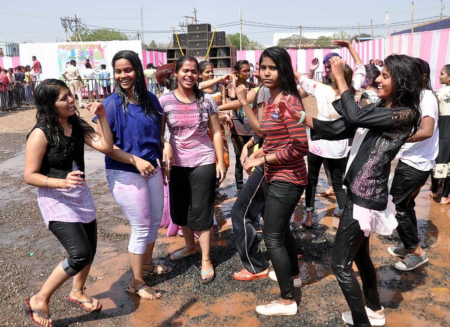 ಬೀದರ್ನ ಸಾಯಿ ಆದರ್ಶ ಶಾಲಾ ಆವರಣದಲ್ಲಿ ಆಯೋಜಿಸಿದ್ದ ರಂಗೋತ್ಸವದಲ್ಲಿ ಪಾಲ್ಗೊಂಡು ಡಿಜೆ ಸಂಗೀತಕ್ಕೆ ಹೆಜ್ಜೆ ಹಾಕಿದ ಬಾಲಕಿಯರು