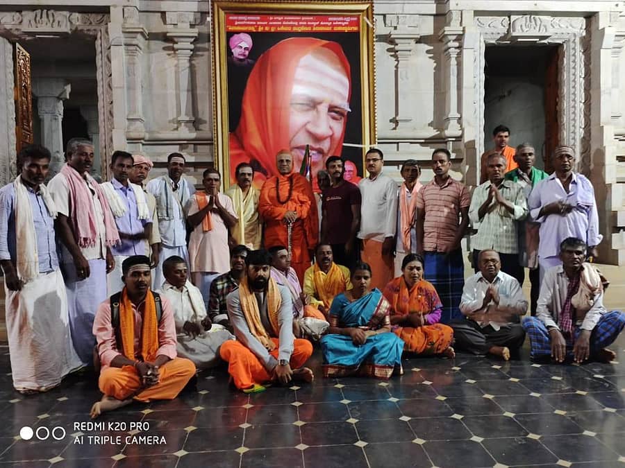 ಹೊನ್ನಾಳಿ ಯಿಂದ ಶ್ರೀಶೈಲ ಪೀಠಕ್ಕೆ ಪಾದಯಾತ್ರೆ ಹಮ್ಮಿಕೊಂಡಿರುವ ಡಾ.ಒಡೆಯರ್ ಚನ್ನಮಲ್ಲಿಕಾರ್ಜುನ ಶಿವಾಚಾರ್ಯಸ್ವಾಮಿಗಳು ಹಿರೇಕಲ್ಮಠದಲ್ಲಿ ಮಾತನಾಡಿದರು. 