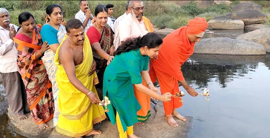 ಕುಶಾಲನಗರ ಕಾವೇರಿ ಅರತಿ ಬಳಗದ ವತಿಯಿಂದ ಕಾವೇರಿನದಿಯಲ್ಲಿ ಕೈಗೊಂಡಿದ್ದ ಮಹಾ ಅರತಿ ಕಾರ್ಯಕ್ರಮದಲ್ಲಿ ಕೊಡಿಪೇಟೆ ಶ್ರೀ ಸದಾಶಿವ ಸ್ವಾಮೀಜಿ ಭಾಗವಹಿಸಿದ್ದರು