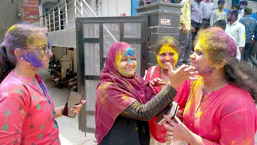 ರಾಯಚೂರಿನ ಎಚ್‌ಡಿಎಫ್‌ಸಿ ಬ್ಯಾಂಕ್‌ ಉದ್ಯೋಗಿಗಳು ಹೋಳಿ ಹುಣ್ಣಿಮೆಯಂದು ಮಂಗಳವಾರ ಸೌಹಾರ್ದದಿಂದ ಪರಸ್ಪರ ಬಣ್ಣ ಬಳಿದು ಸಂಭ್ರಮಪಟ್ಟರು 