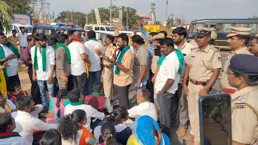 ಪ್ರತಿಭಟನೆಯಲ್ಲಿ ರೈತ ಸಂಘದ ರಾಜ್ಯ ಉಪಾಧ್ಯಕ್ಷ ಕೆಂಕೆರೆ ಸತೀಶ್ ಮಾತನಾಡಿದರು